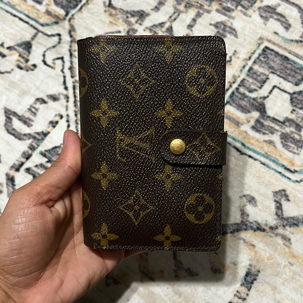 Louis Vuitton kisslock wallet
